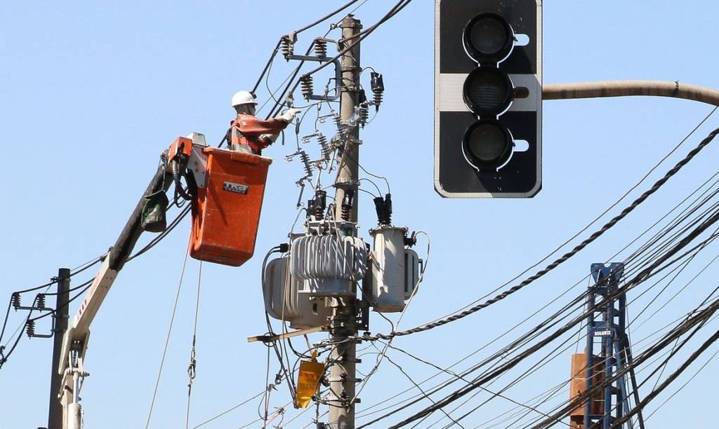 Aneel intima Enel por demora no restabelecimento da energia em SP