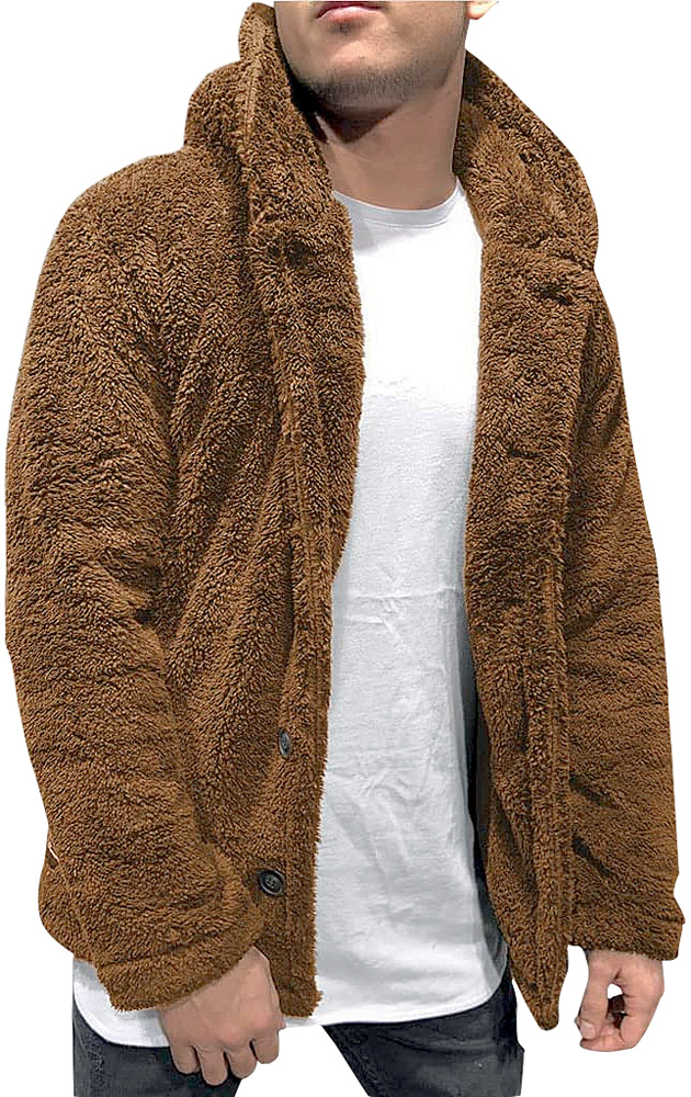 Modelo branco e magro usa jaqueta marrom de pel&uacute;cia