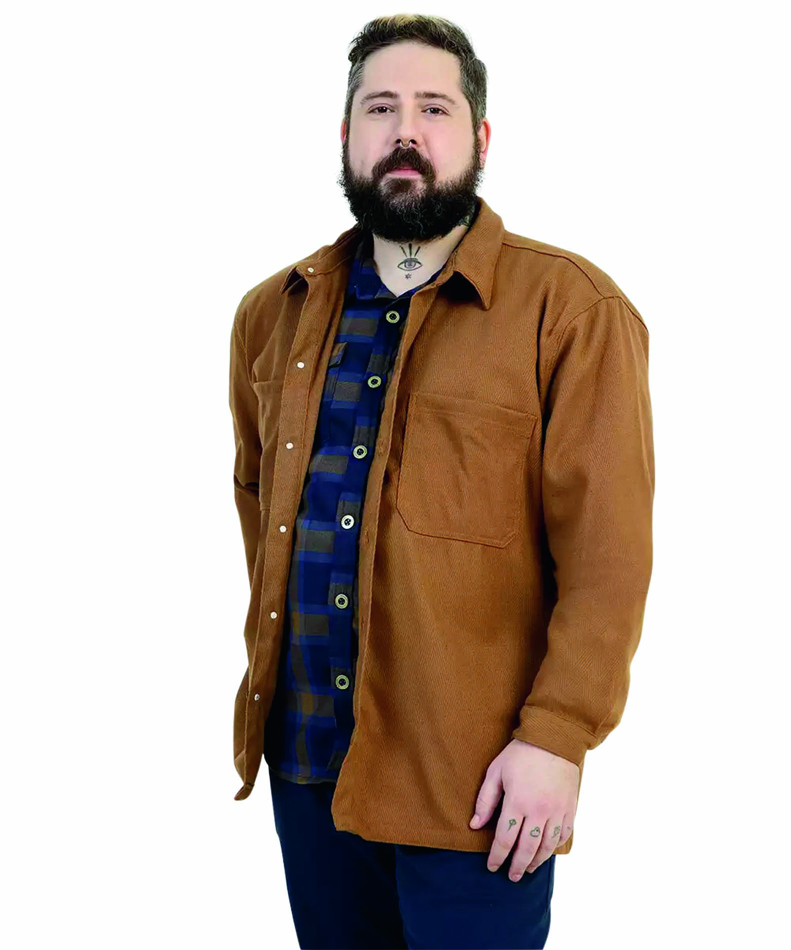 Modelo branco e gordo, de barba e cabelos castanhos, usa jaqueta marrom