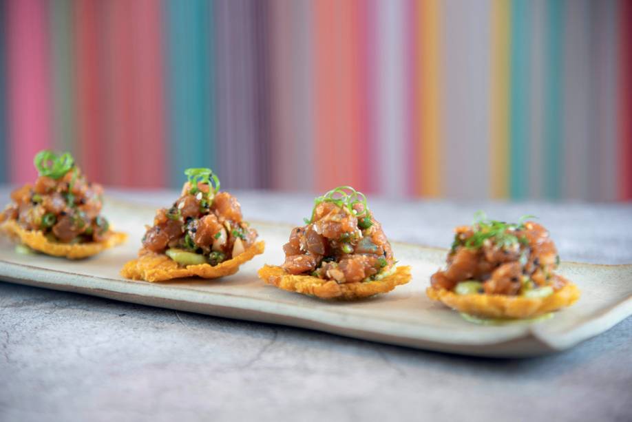 Patacones: discos de banana da terra, musse de avocado, atum spicy, temperado com sriracha, shoyu, togarashi, e castanha-do-pará Patacones: discos de banana da terra, musse de avocado, atum spicy, temperado com sriracha, shoyu, togarashi, e castanha-do-pará