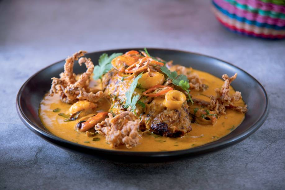 Tacu Tacu de la Isla: milho verde e arroz, coberto com polvo, camarão, lula e mexilhão Tacu Tacu de la Isla: milho verde e arroz, coberto com polvo, camarão, lula e mexilhão