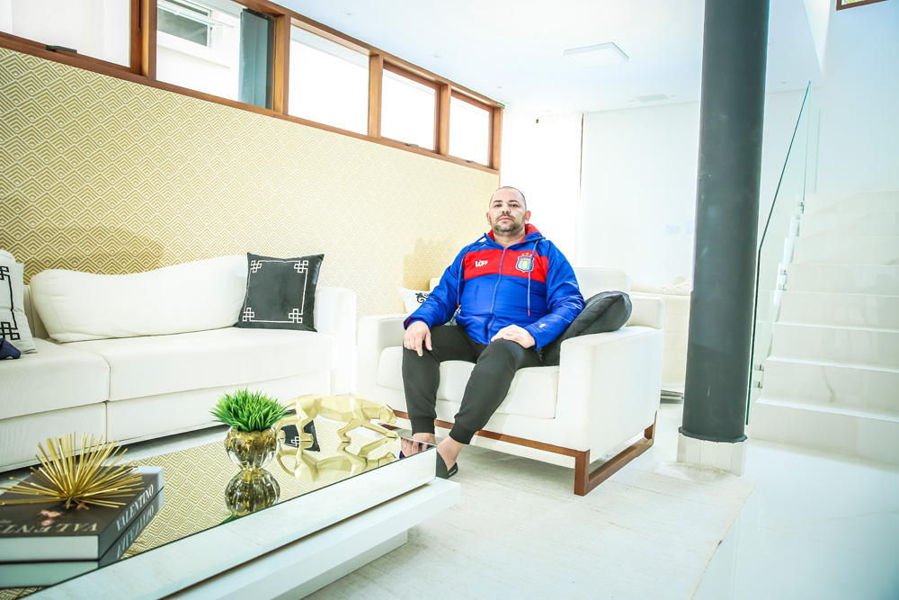 Imagem mostra homem sentado em uma poltrona