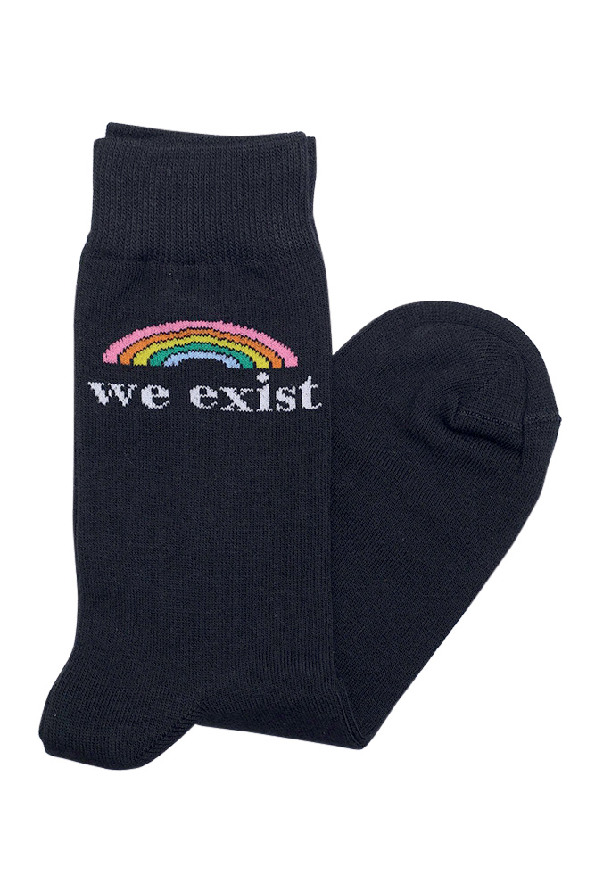 Meia dobrada preta com estampa de arco-&iacute;ris e dizeres 