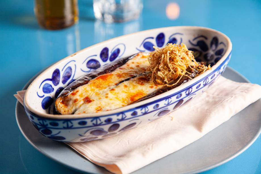 Mussaká: camadas de batata e berinjela entremeadas com molho de carne moída e bechamel Mussaká: camadas de batata e berinjela entremeadas com molho de carne moída e bechamel