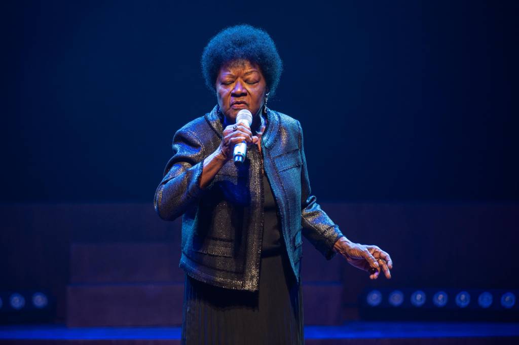 Participação especial de Alaíde Costa. Foto_ (Bernardo Cartolano) (1) Alaíde Costa, cantora negra e idosa, canta no palco