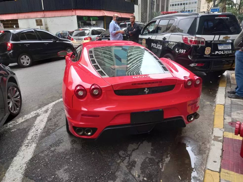 Polícia apreende de Porsche a Ferrari sem origem comprovada