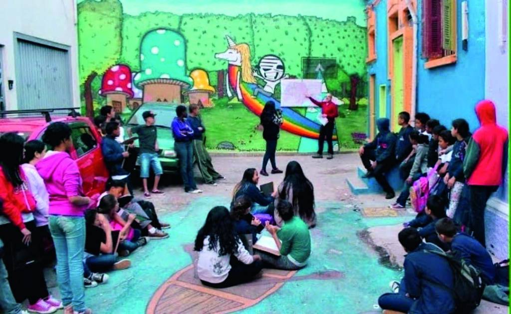 Professor da rua 2.2.jpg Paulo Magalhães e seus alunos nas aulas de rua