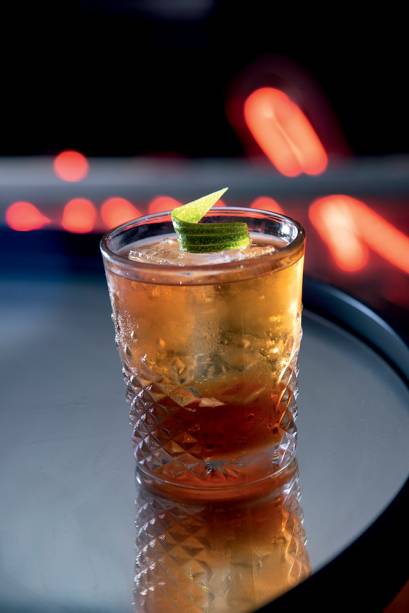 Rabo de galo: cachaça envelhecida, Cynar e Angostura no copo com gelo Rabo de galo: cachaça envelhecida, Cynar e Angostura no copo com gelo