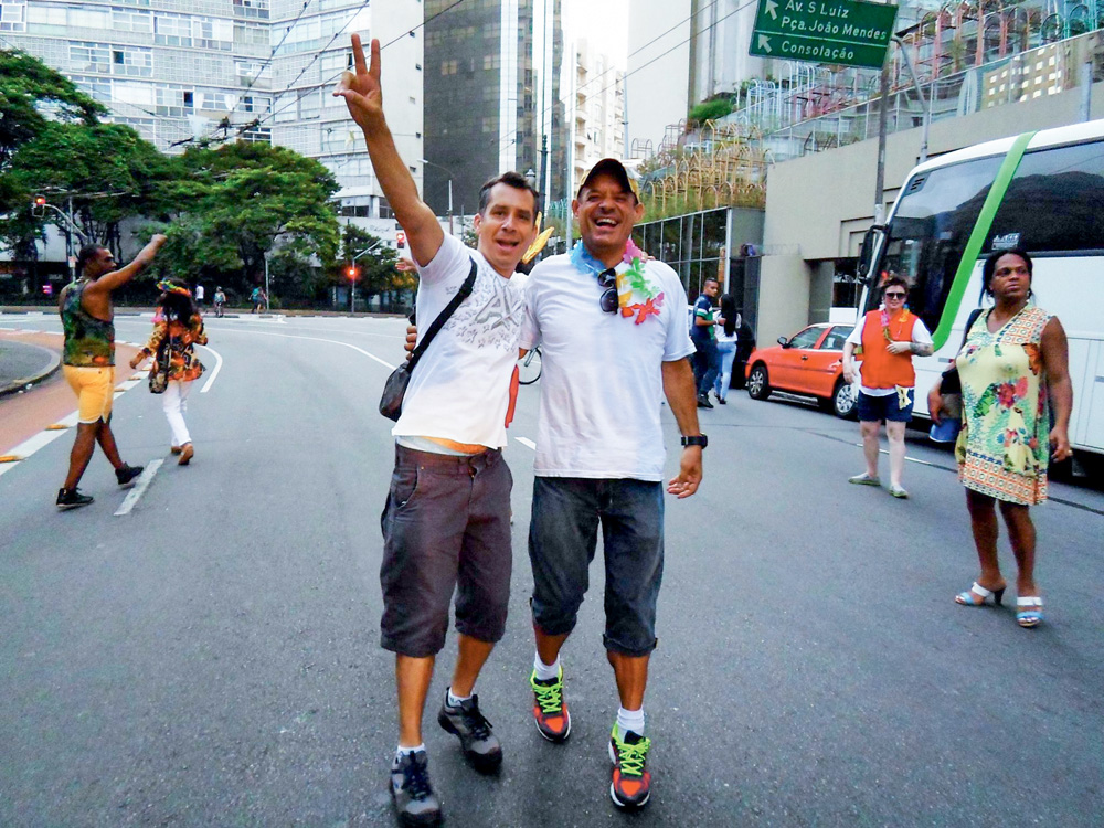 Renato e Ricardo. Crédito Arquivo pessoal.jpg Imagem mostra dois homens de camiseta branca e shorts abraçados, sorrindo