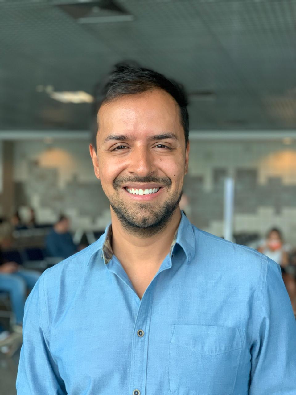 Ricardo Sales, CEO e sócio-fundador da Mais Diversidade (DIVULGAÇÃO) Ricardo Sales sorri para a foto vestindo camisa azul.