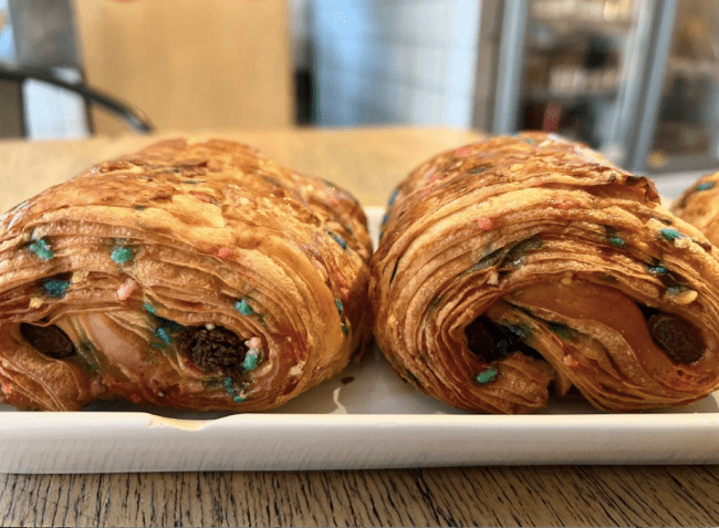 dois pain au chocolat com enfeites coloridos na massa