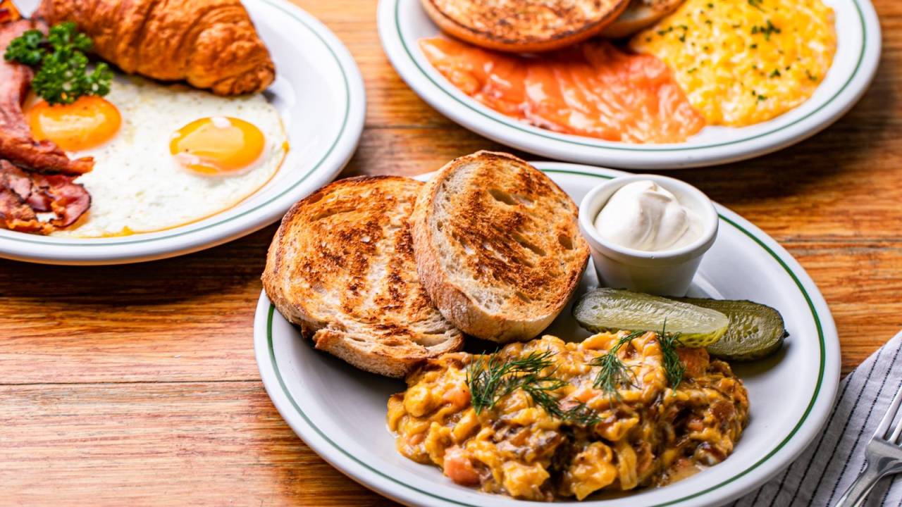 três pratos de brunch