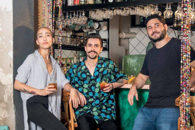 Cadeira de praia e costelinha com a mão? Itaim Bibi está mais descolado