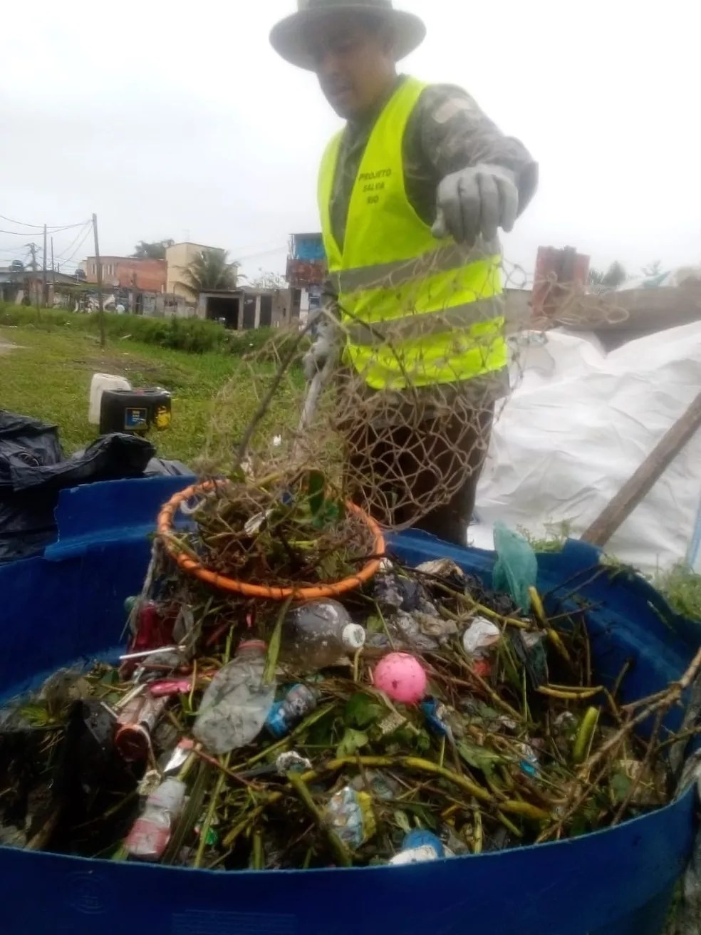 Homem cria barreira para retirar lixo de rio onde nadava na infância no litoral de SP