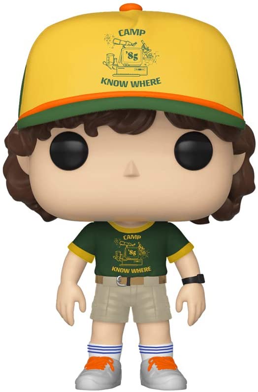 boneco funko dustin Boneco Funko do Dustin. Ele usa um boné amarelo e verde, uma bermuda marrom e uma camiseta similar ao boné