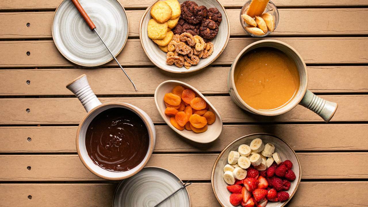 imagem do fondue de chocolate e caramelo visto de cima
