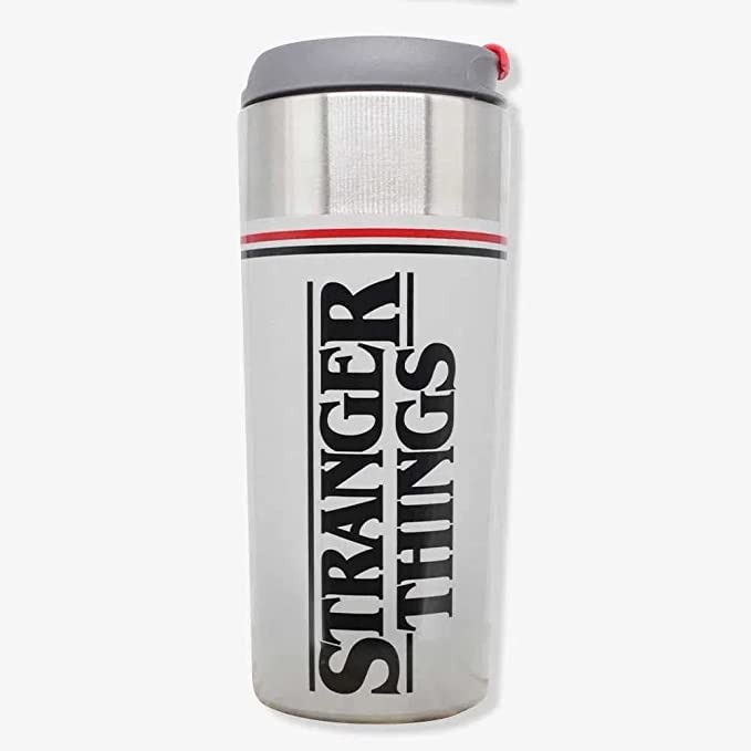 copo Copo para viagem cinza com logo de Stranger Things
