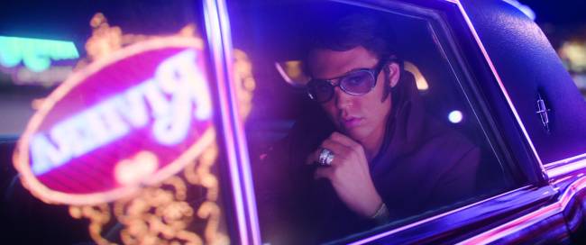 elvis – credito Kane Skennar – DESTAQUE NA MATÉRIA.jpg Imagem mostra homem de óculos escuros dentro de carro.