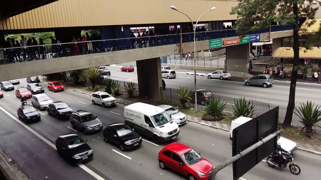 PM apreende sete adolescentes após arrastão na passarela do Metrô Tatuapé