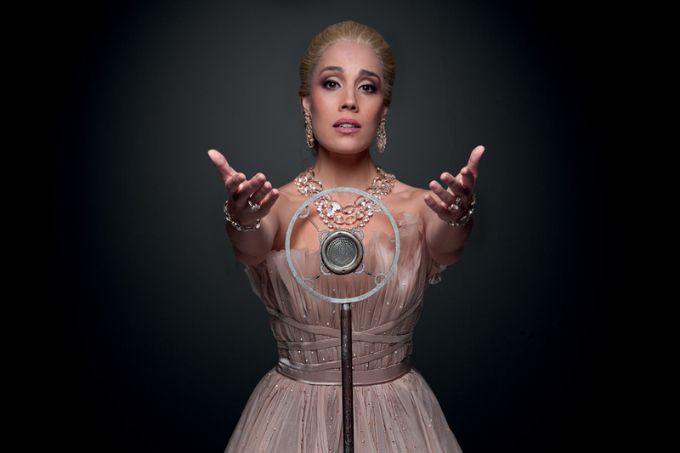 Myra Ruiz estrela musical ao ar livre dedicado à vida de Evita Perón