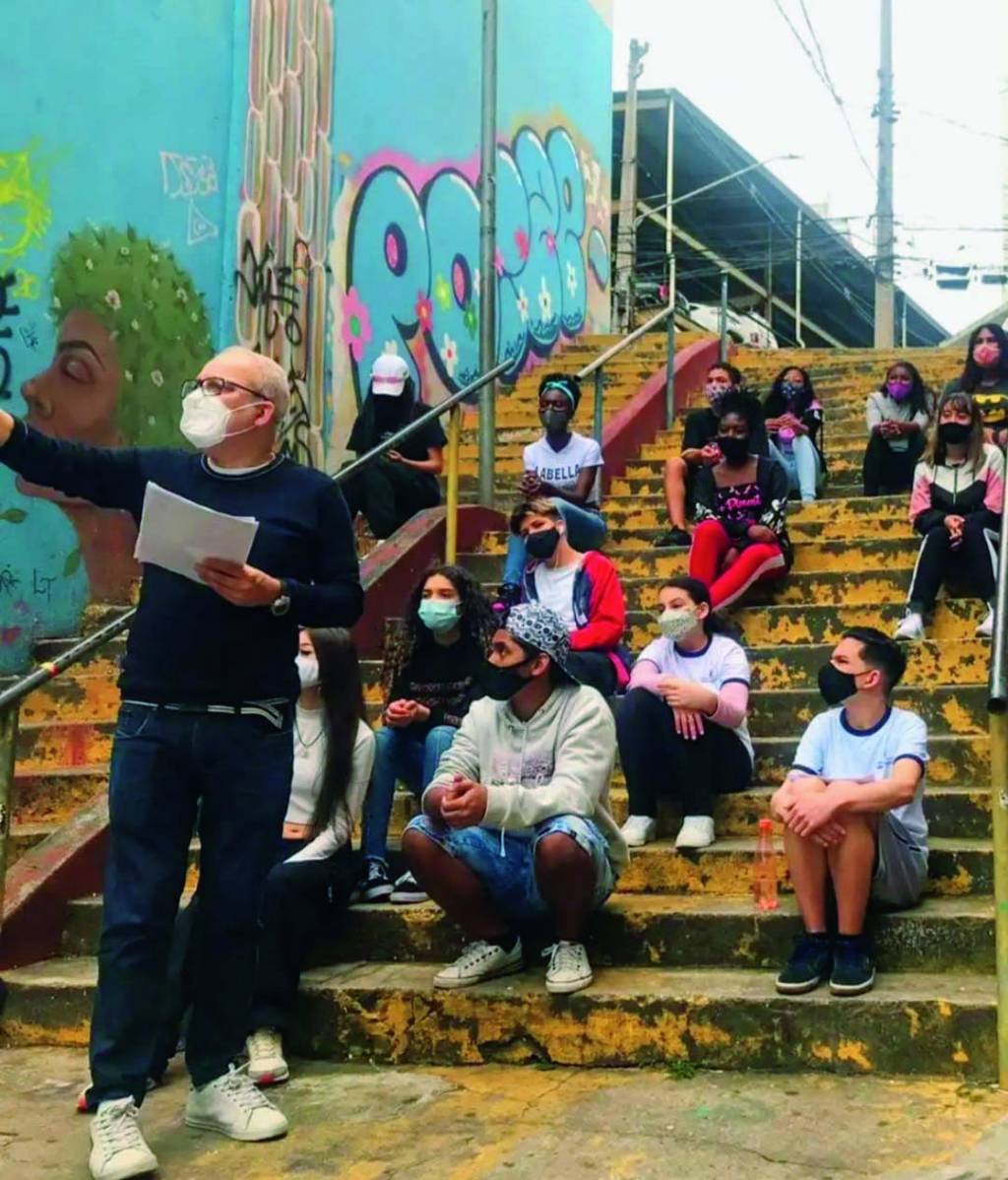 professor da rua 6.6.jpg Paulo Magalhães tira selfie com seus alunos em aula na rua