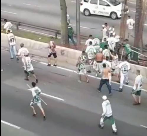 Briga entre torcidas interdita pista da Marginal Tietê