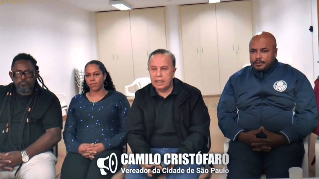 vereador-camilo-cristofaro-publicou-um-video-ao-lado-de-funcionarios-negros-e-pediu-desculpas-por-fala-racista-1651920516961_v2_900x506.png Camilinho aparece ao lado de três funcionários negros em um vídeo gravado com os assessores