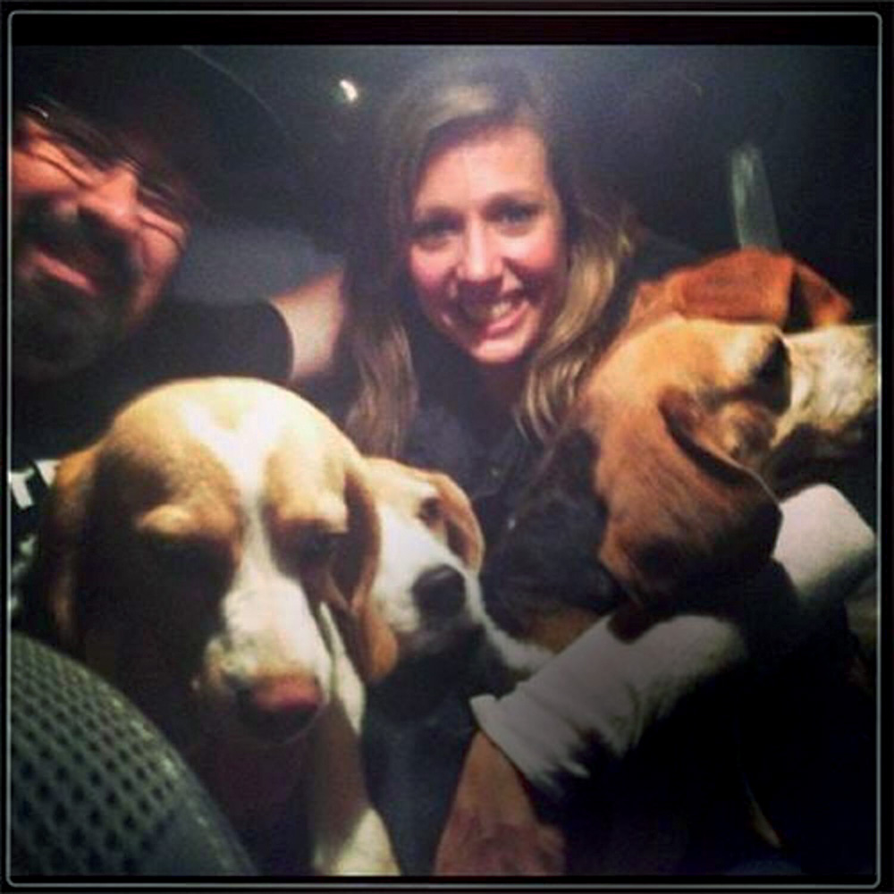 2013 Instituto Royal21.jpg Luísa Mell e um homem posam com beagles