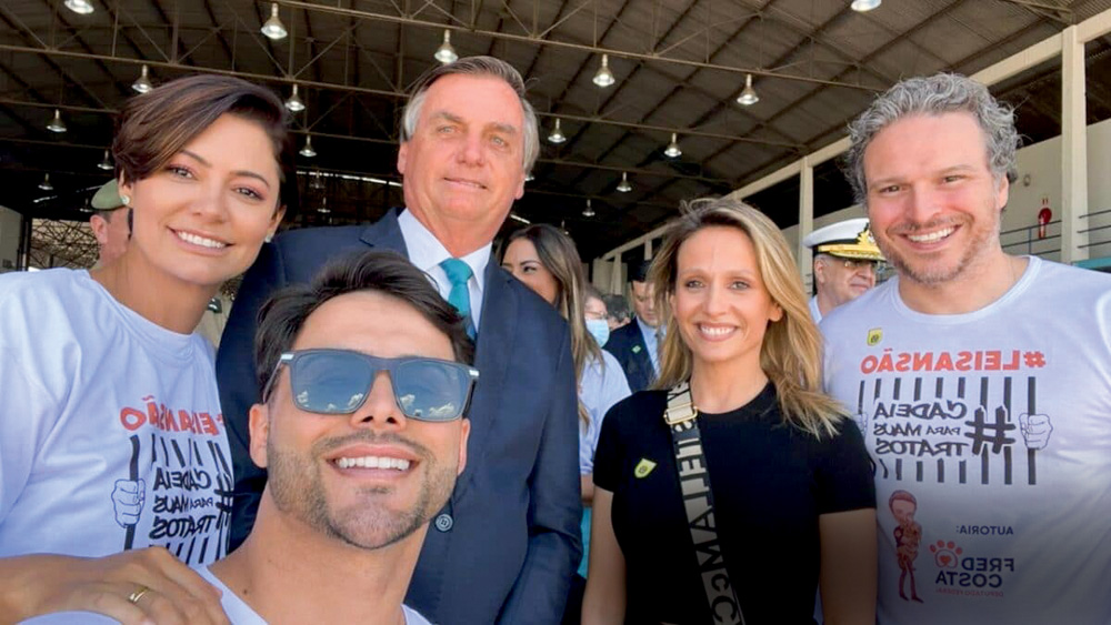 2022luisa-mell-bolsonaro-ReproducaoRedesSociais.jpg Luísa Mell tira foto com Jair Bolsonaro e outras três pessoas