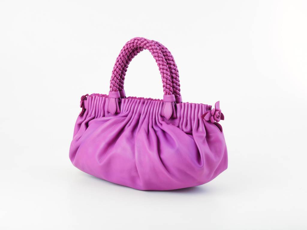 Leilão de bolsas de grife tem modelos a partir de 50 reais