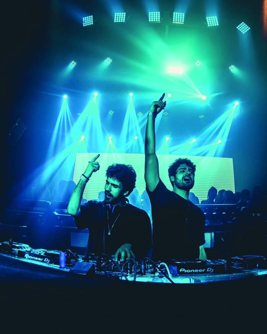 Dupla de música eletrônica Cat Dealers faz show com orquestra na capital