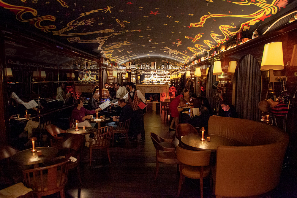 Rabo Di Galo: como é visitar o bar do luxuoso hotel Rosewood