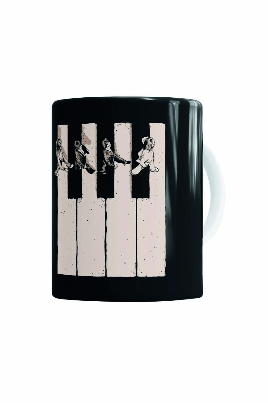 Caneca Abbey Road preta. Estampa tem ilustra&ccedil;&atilde;o que simula uma vis&atilde;o de cima dos Beatles andando no cruzamento. Nesse caso, o cruzamento s&atilde;o teclas de piano