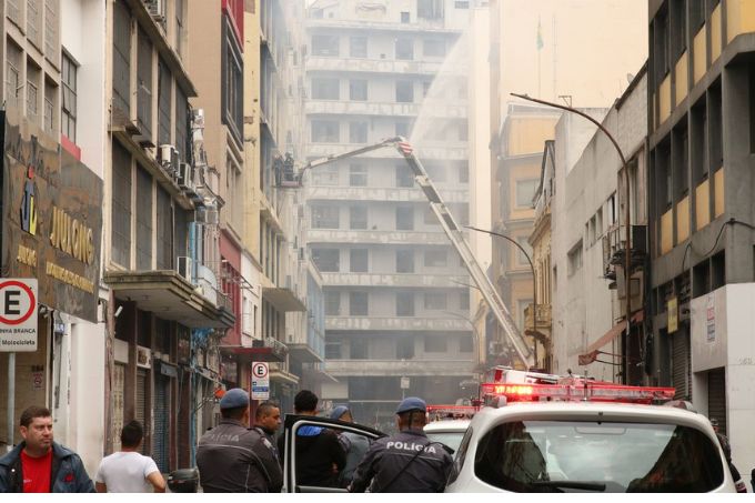 Desmonte controlado é melhor método para demolir prédio, diz especialista