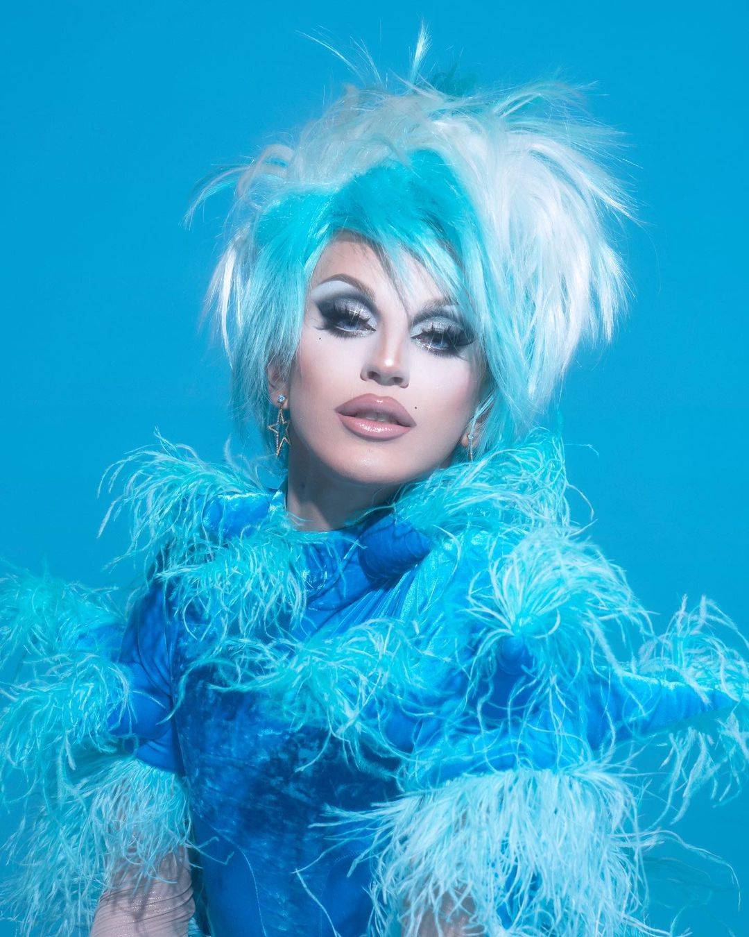 Festa Priscilla recebe drag queen Aquaria no palco do Cine Joia
