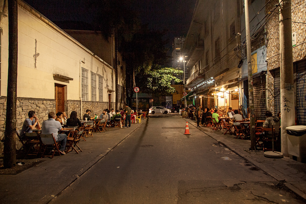 Após polêmica, bar vizinho a igreja muda de nome e retira elementos religiosos da decoração