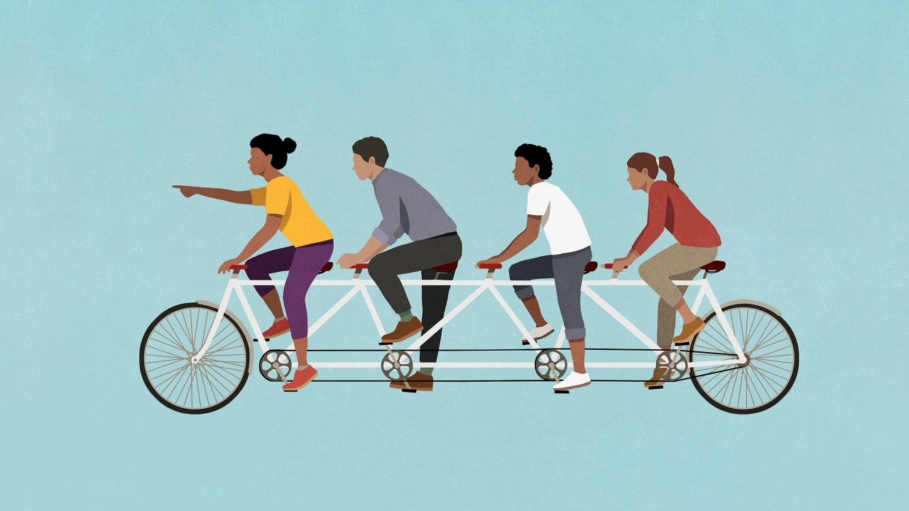 Ilustração de pessoas em uma bicicleta compartilhada em fundo azul