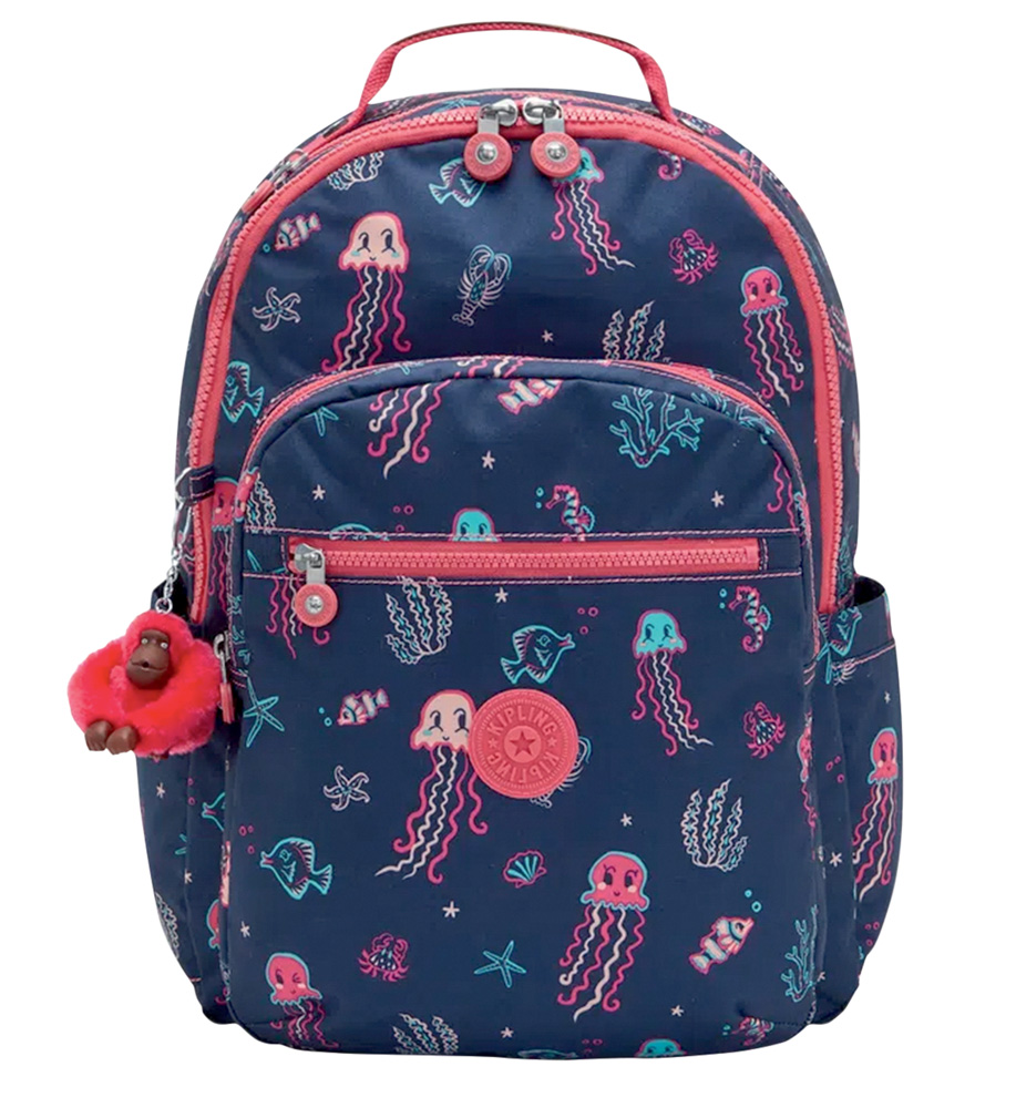 Mochila Kipling.jpg Mochila da marca Kipling azul marinho com estampa de águas vivas nas cores rosa, azul claro e roxo