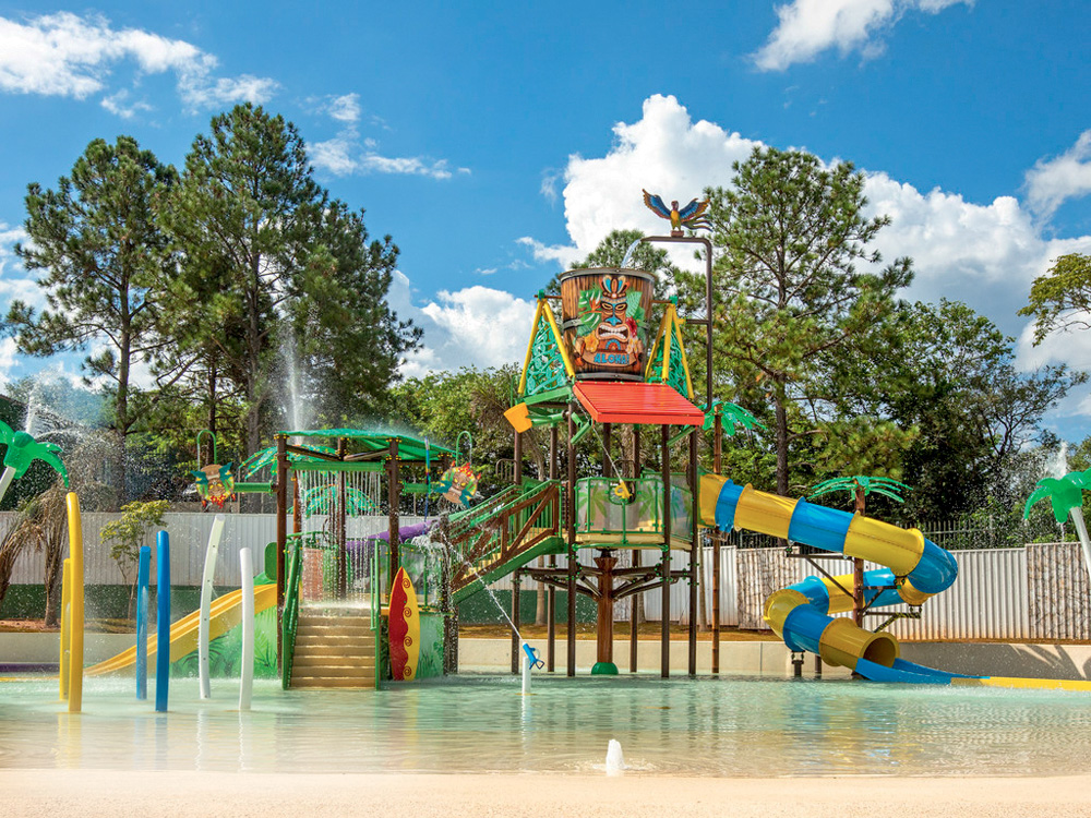 Novotel Itu Toboáguas e brinquedos aquáticos aparecem em meio a piscina rasa.