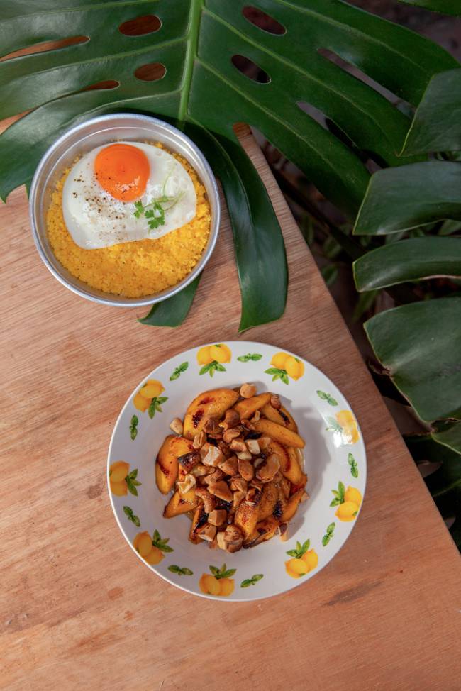 O cuscuz com ovo e a banana sozinhos_2.jpg pratos