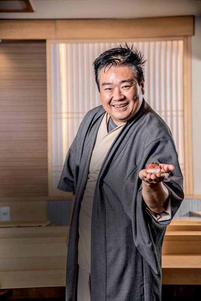 Edson Yamashita – Ryo Edson Yamashita segura sushi e sorri para a câmera