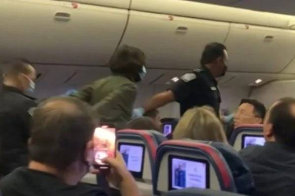 Passageiro agride comissária e causa confusão durante voo SP-NY