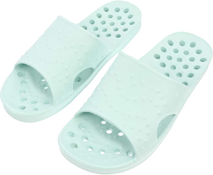 Par de chinelos azul beb&ecirc; com furos na sola