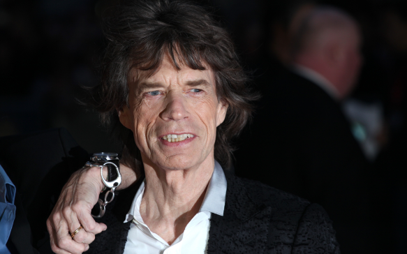 Mick Jagger teve romance com dois colegas do Rolling Stones, diz biografia