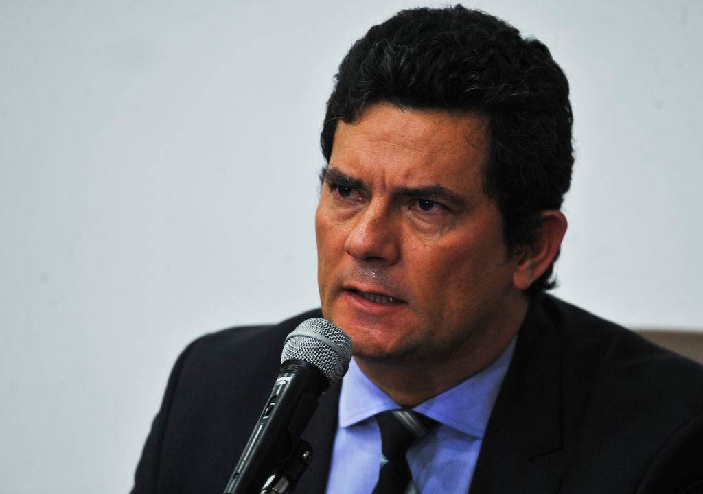 O ex-ministro da Justiça e Segurança Pública, Sergio Moro, fala em um microfone.