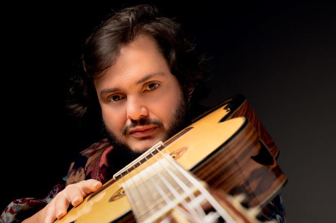 Yamandu Costa, instrumentista gaúcho, estreia peça no Theatro Municipal