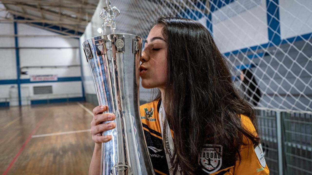 Imagem de Pietra beijando uma taça