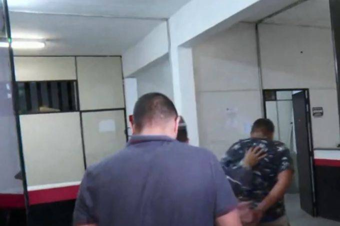 Menino de oito anos morre esfaqueado ao tentar defender a mãe