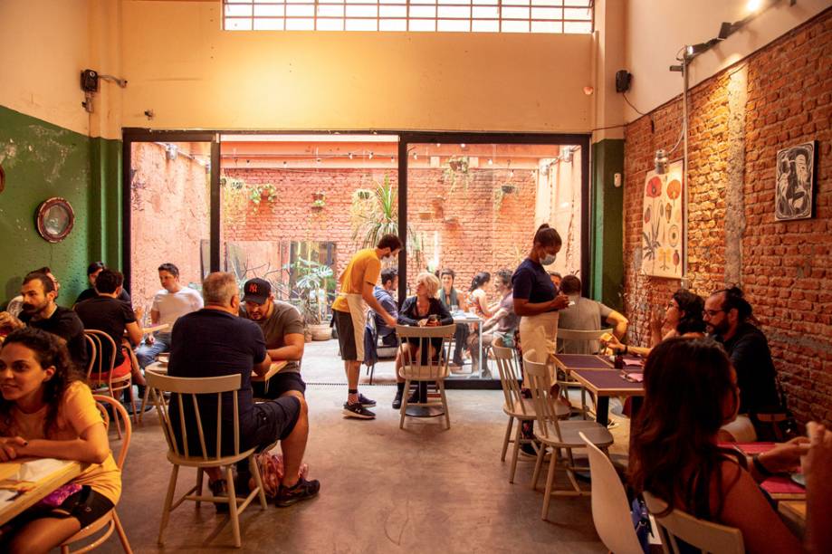 Botanista: espaço inclui um quintal descoberto com espelhos e paredes em tons terrosos Botanista: espaço inclui um quintal descoberto com espelhos e paredes em tons terrosos