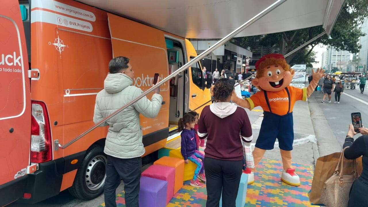 Biblioteca itinerante passeia pela capital com mais de 800 livros